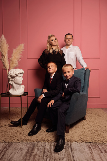 Семейная фотосессия в студии по выгодной цене от сети фотостудий Fashion Box в Барнауле – фото № 11