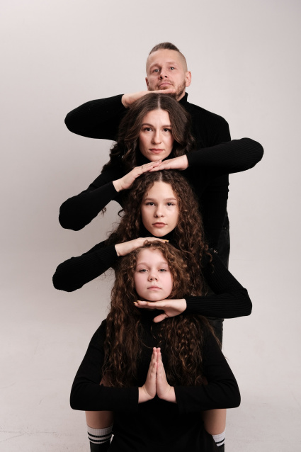 Семейная фотосессия в студии по выгодной цене от сети фотостудий Fashion Box в Барнауле – фото № 23