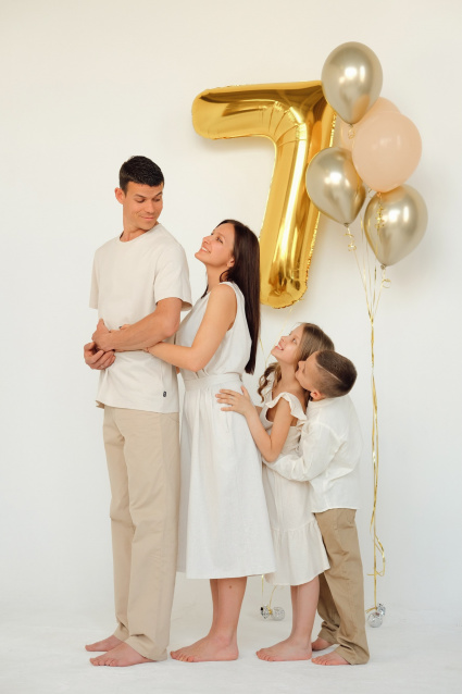 Семейная фотосессия в студии по выгодной цене от сети фотостудий Fashion Box в Барнауле – фото № 26