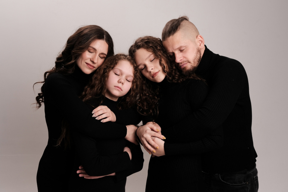 Семейная фотосессия в студии по выгодной цене от сети фотостудий Fashion Box в Барнауле – фото № 25