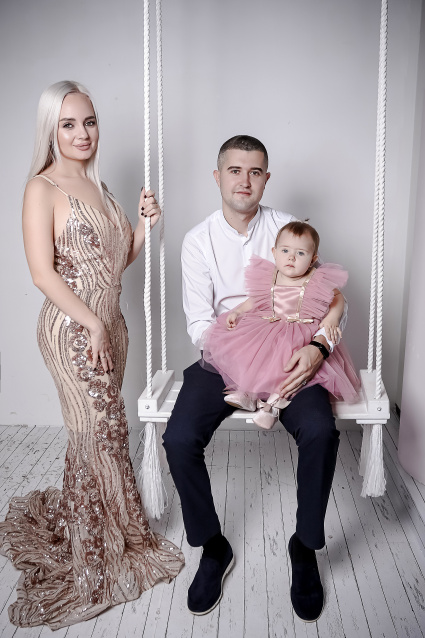 Семейная фотосессия в студии по выгодной цене от сети фотостудий Fashion Box в Барнауле – фото № 36