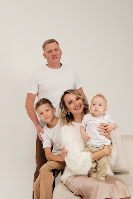 Семейная фотосессия в студии по выгодной цене от сети фотостудий Fashion Box в Барнауле – фото № 2