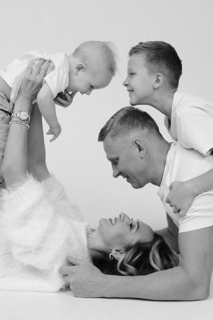 Семейная фотосессия в студии по выгодной цене от сети фотостудий Fashion Box в Барнауле – фото № 7