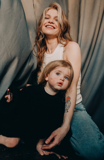 Семейная фотосессия в студии по выгодной цене от сети фотостудий Fashion Box в Барнауле – фото № 9