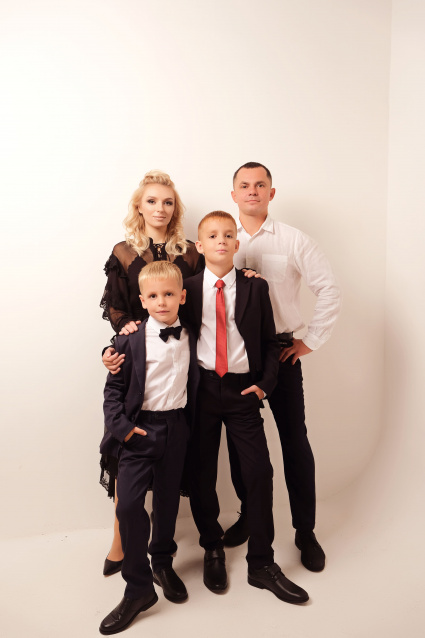 Семейная фотосессия в студии по выгодной цене от сети фотостудий Fashion Box в Барнауле – фото № 10