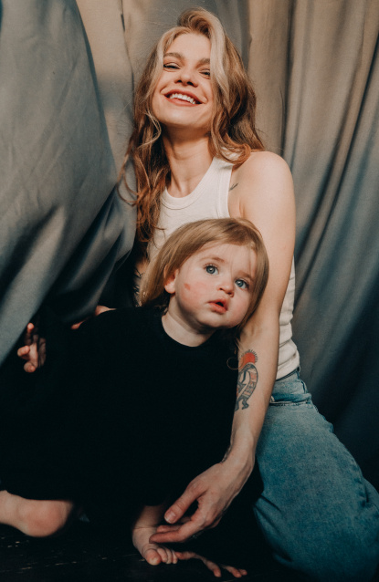 Семейная фотосессия в студии по выгодной цене от сети фотостудий Fashion Box в Барнауле – фото № 6