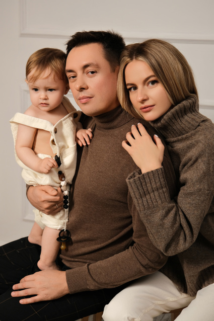 Семейная фотосессия в студии по выгодной цене от сети фотостудий Fashion Box в Барнауле – фото № 59