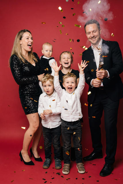 Семейная фотосессия в студии по выгодной цене от сети фотостудий Fashion Box в Барнауле – фото № 4