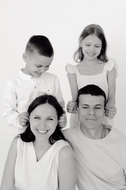 Семейная фотосессия в студии по выгодной цене от сети фотостудий Fashion Box в Барнауле – фото № 8