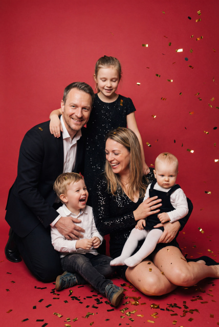 Семейная фотосессия в студии по выгодной цене от сети фотостудий Fashion Box в Барнауле – фото № 11