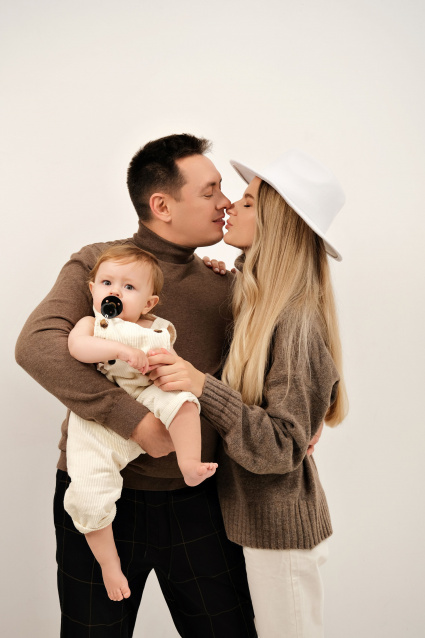 Семейная фотосессия в студии по выгодной цене от сети фотостудий Fashion Box в Барнауле – фото № 2