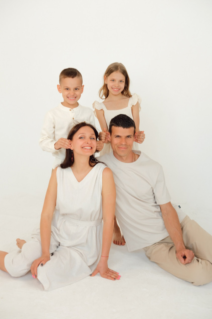 Семейная фотосессия в студии по выгодной цене от сети фотостудий Fashion Box в Барнауле – фото № 27