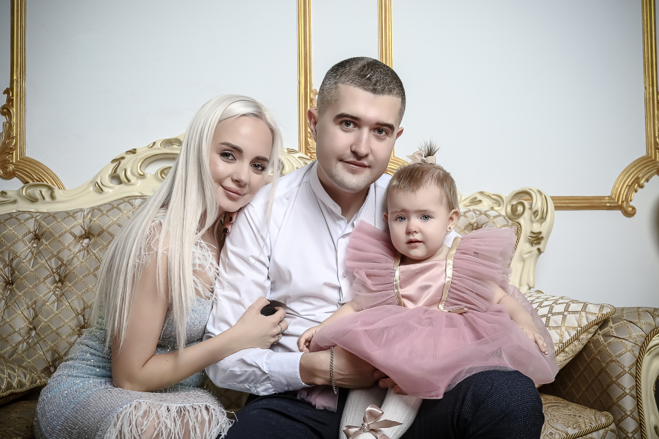 Семейная фотосессия в студии по выгодной цене от сети фотостудий Fashion Box в Барнауле – фото № 37
