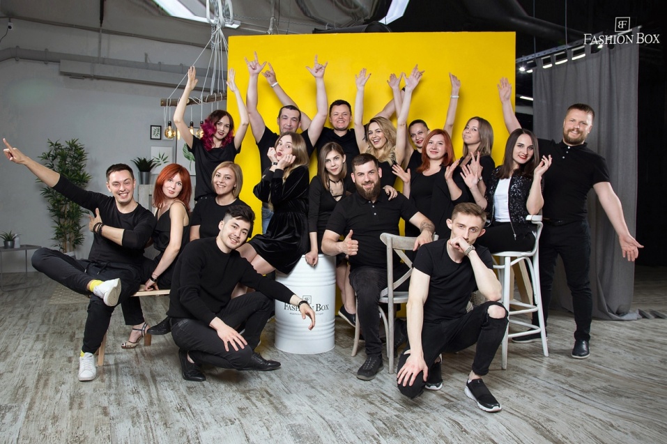 Корпоративная фотосессия команды коллег от федеральной сети фотостудий Fashion Box в Барнауле – фото № 1