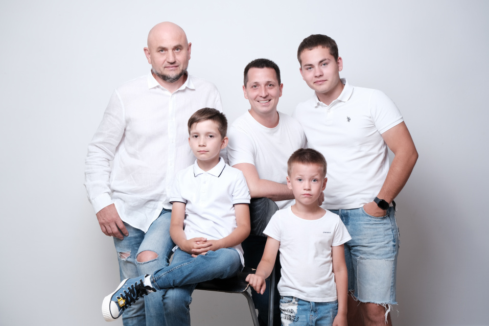 Семейная фотосессия в студии по выгодной цене от сети фотостудий Fashion Box в Барнауле – фото № 42