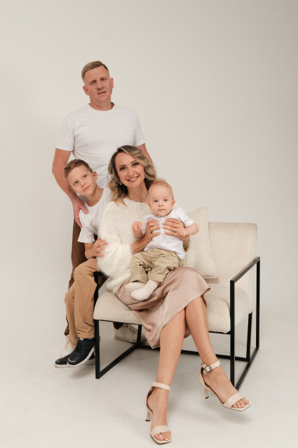 Семейная фотосессия в студии по выгодной цене от сети фотостудий Fashion Box в Барнауле – фото № 16