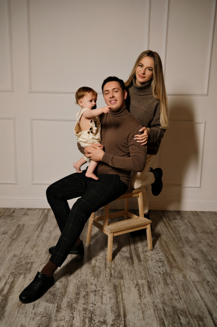 Семейная фотосессия в студии по выгодной цене от сети фотостудий Fashion Box в Барнауле – фото № 7