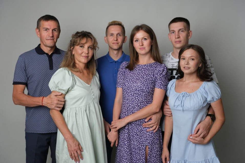 Семейная фотосессия в студии по выгодной цене от сети фотостудий Fashion Box в Барнауле – фото № 18