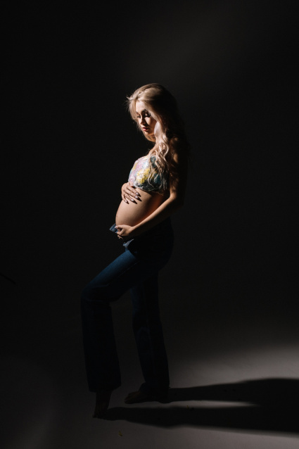 Фотосессия для беременных «В ожидании чуда» - заказать профессиональную фотосъемку от сети фотостудий Fashion Box в Барнауле – фото № 2